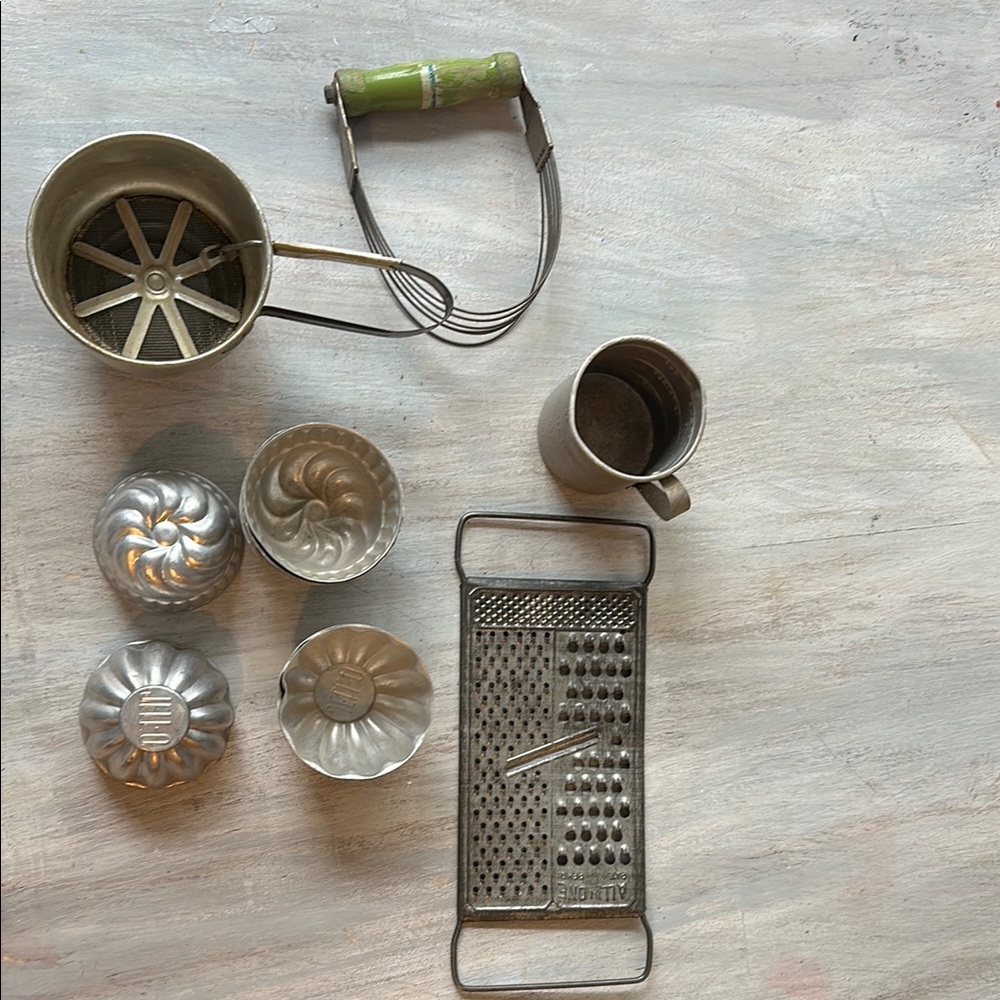 Green Kitchen Tools Set with Grater and Measuring Cup